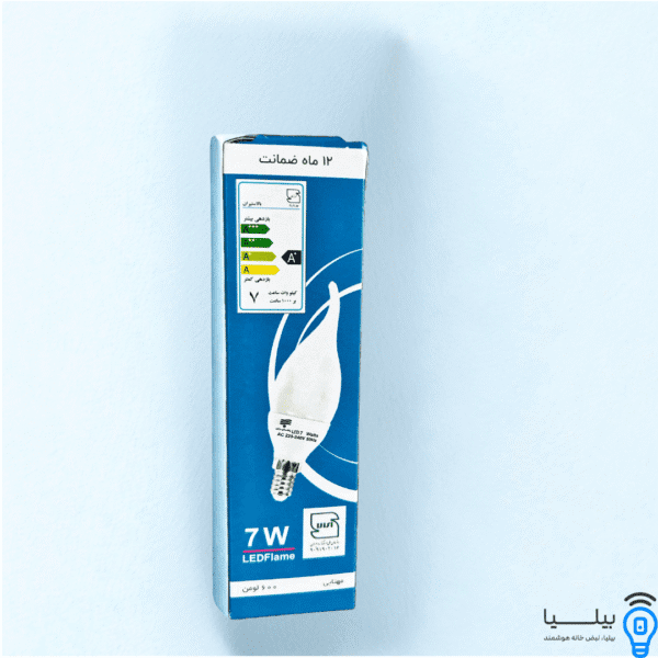 لامپ LED اشکی ۷ وات C37 در دست یک فرد برای نمایش اندازه واقعی